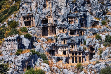 Türkiye 'nin antik Myra kenti, her gün sayısız gezi ve turist çeken popüler bir tarihi kent. Mezarlar kayanın içine oyulmuş.