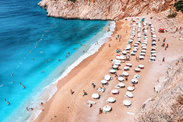 Egy Elegáns Strand Napozóágyakkal Fürdőzőkkel Top Kilátás Fehér Homok Gazdag — Stock Fotó