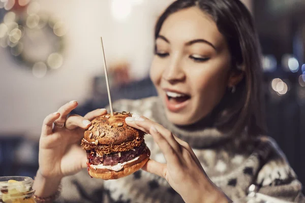 Žena Restauraci Podívá Lákavý Hamburger Koncept Rychlého Občerstvení Polotovarů — Stock fotografie