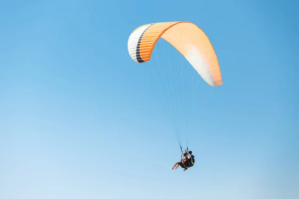老师和学生一起乘着大滑翔机在空中连续飞行 背景是蓝天 积极的生活方式和肾上腺素成瘾概念 — 图库照片