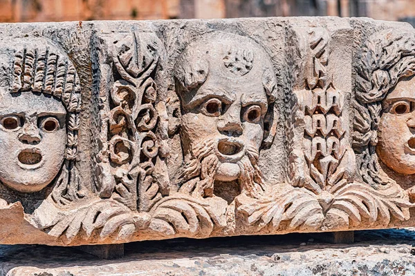 Basreliéf Římskými Řeckými Tvářemi Vytesaný Kamenného Sloupu Starobylém Městě Myra — Stock fotografie