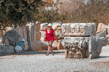 11 Eylül 2020, Myra, Türkiye: Sağlık maskesi takan ve turistlerle tur rehberliği yapan ziyaretçiler Demre kentindeki antik Myra kentinde yürüyorlar