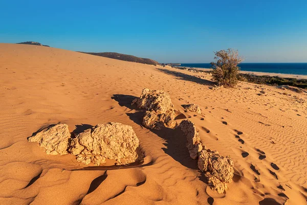 Uitlopers Van Minerale Rots Voorgrond Het Midden Van Zandduinen Woestijn — Stockfoto