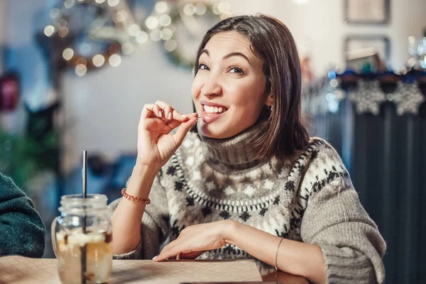 Una Mujer Graciosa Sonríe Guiña Rechina Los Dientes Con Palillo — Foto de Stock