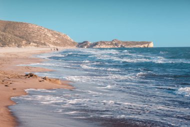 Türkiye 'de Patara plajı yakınlarındaki Akdeniz sahilinin günbatımı manzarası. Arka planda büyüleyici dağlar var. Gizli doğal hazineler