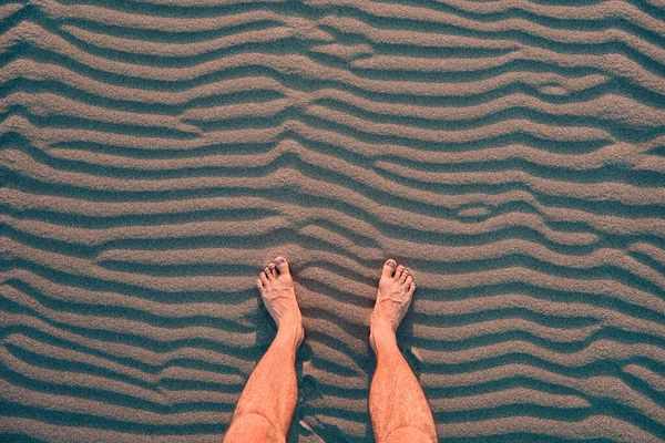 Viajante Relaxa Descansa Com Pés Descalços Areia Quente Conceito Das — Fotografia de Stock