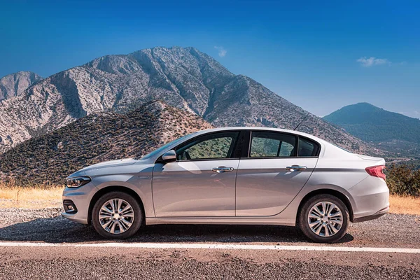 Taurus Dağları 'nın arka planında park etmiş tanımlanamayan modern yolcu vagonu. Araba kiralama ve seyahat konsepti