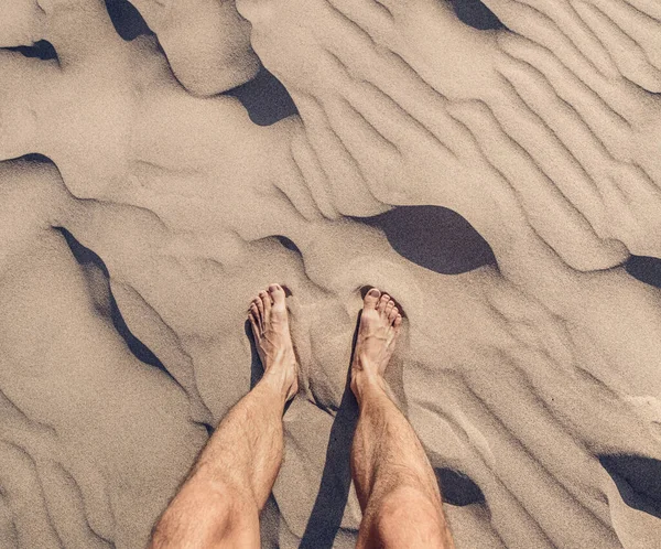 Viajante Relaxa Descansa Com Pés Descalços Areia Quente Conceito Das — Fotografia de Stock