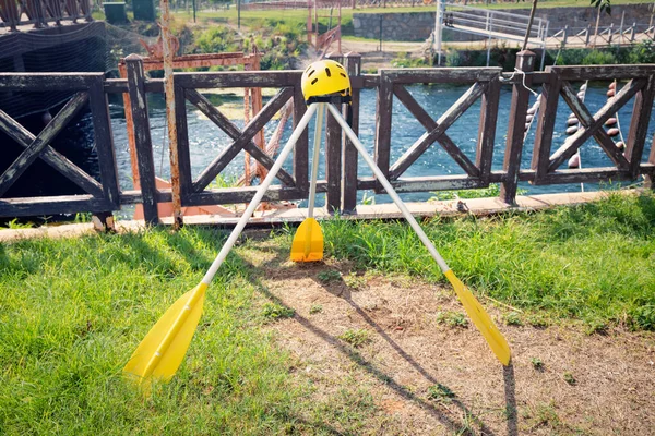 Raketler Kasklar Diğer Rafting Ekipmanları Engebeli Dağ Nehri Üzerinde Ticari — Stok fotoğraf