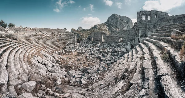 テルメソスの古代都市の円形劇場のパノラマビューは アンタルヤ地域とトルコ全体の主要な観光スポットの一つです — ストック写真