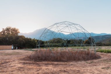 Jeodezik bir kubbenin çelik iskeleti doğa üzerine inşa edilmiştir. Böyle bir çerçeve büyük bir yük taşıma kapasitesine ve rüzgar direncine sahiptir.