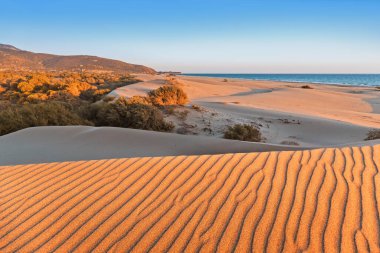 Patara plajı Türkiye 'de ünlü bir turizm merkezi ve doğal varış yeridir. Turuncu kum tepelerinin ve tepelerin görkemli manzarası ılık günbatımının ışınlarında parlıyor..