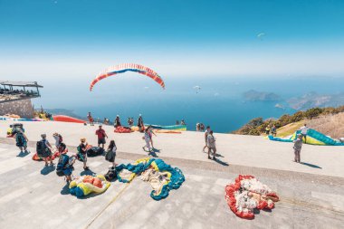 09 Eylül 2020, Babadag, Oludeniz, Türkiye: Pek çok paraşütçü, eğlence amaçlı uçuş ve sahile inmek için kısa bir eğitim oturumu sonrasında eğitmenle birlikte havalandı