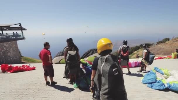 September 2020 Babadag Oludeniz Turkey Paragliders Takeoff Tandem Instructor Short — Stock Video