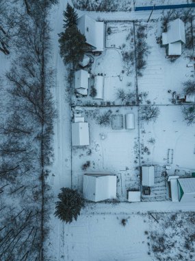 Bir kır evi ve köydeki karla kaplı evlerin en üst görüntüsü