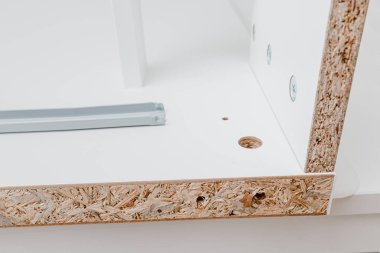 Fiberboard ve yonga panellerinden yapılmış mobilyalar. Masa, eksantrik gibi batık bir bağlayıcı kullanılarak bir araya getirilmiştir.