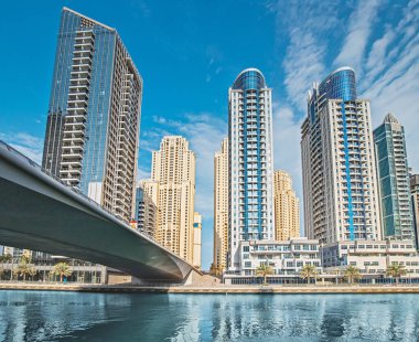 Dubai Marina 'daki iki bankayı uzun gökdelenlere ve otellere bağlayan geniş yol köprüsü