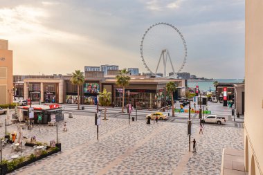 22 Şubat 2021, Dubai, BAE: JBR bölgesindeki halka açık meydan ve bulutlu havalarda Dubai Göz Dönme Dolabı