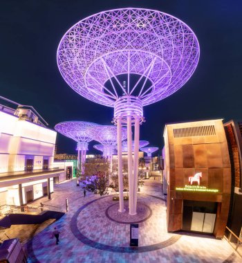 22 Şubat 2021, Dubai, BAE: Ünlü Dubai Turist Cazibesi - Bluewater Adası 'nda parlak parlak metal ağaçları.