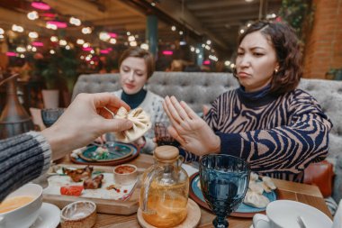 Hayal kırıklığına uğramış bir kadın restoranda Gürcü usulü hamur tatlısı yemeyi reddediyor. Hayvan yağlarının azaltıldığı diyet konsepti.