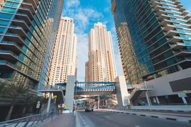 21 Şubat 2021, Dubai, BAE: Jumeirah Sahili Rezidans Bloğu ve yüksek binalar ve gökdelenler arasından geçen arabalı bir yol