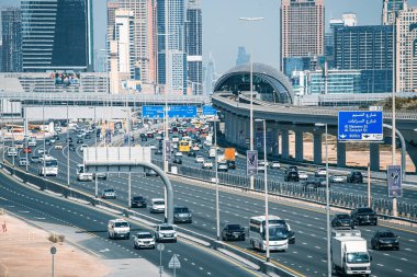 23 Şubat 2021, Dubai, BAE: Yoğun trafik, metro ve tramvay rayları ve ufukta çok sayıda yüksek binalarla ünlü Şeyh Zayed Yolu 'nun havadan görünüşü
