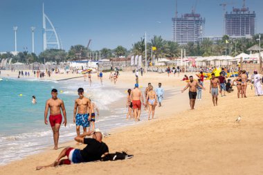 22 Şubat 2021, Dubai, BAE: Kalabalık Jbr veya Jumeirah Beach Residence kumsalında yürüyor. Tatilciler yüzer ve güneşlenir.