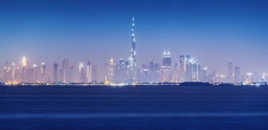 Gelecekçi Dubai şehrinin gökdelenlerin tüm tanıdık çizgileriyle gökyüzünün panoramik görüntüsü. BAE 'de tatil ve gayrimenkul.