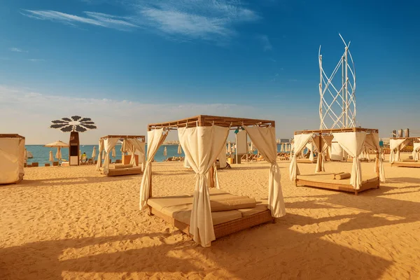 Luifel Met Gordijnen Parasol Ligbedden Wachten Toeristen Dubai Jumeirah Strand — Stockfoto