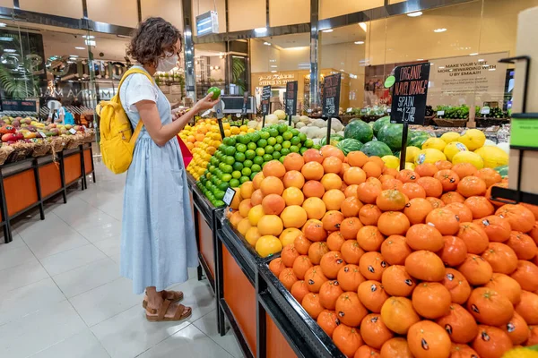 2021 Február Dubai Egyesült Arab Emírségek Maszkot Viselő Női Vásárló — Stock Fotó