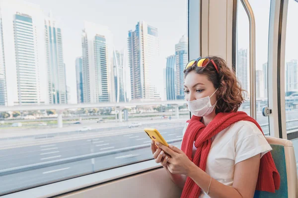 Pasajera Que Lleva Una Máscara Médica Viaja Transporte Público Lee — Foto de Stock