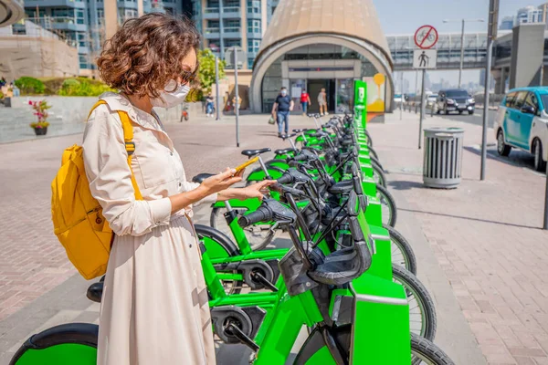 Een Vrouw Met Een Medisch Masker Gebruikt Een Smartphone App — Stockfoto