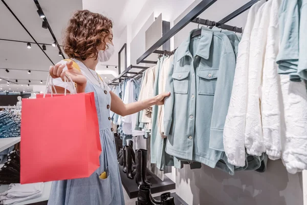 Mujer Compras Compra Ropa Nueva Centro Comercial Con Una Máscara — Foto de Stock