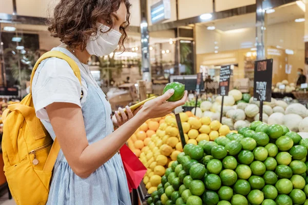 Mujer Cliente Con Mascarilla Facial Compras Recolección Lima Frutas Limón — Foto de Stock