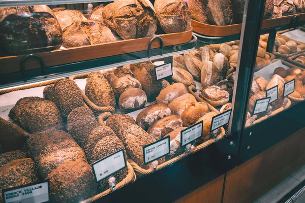 Une Variété Pains Grains Entiers Dans Fenêtre Épicerie Avec Des — Photo