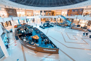 23 Şubat 2021, Dubai, BAE: En üst kattan Dubai Marina Alışveriş Merkezi 'nin ziyaretçileri ve alıcıları ile Starbucks Kafe