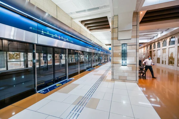 2021 아랍에미리트 두바이 얼굴에 마스크를 승객들 지하철알구 도착하는열차에 — 스톡 사진