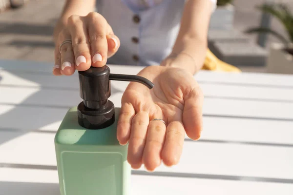Μια Επισκέπτρια Στο Καφέ Πλένει Χέρια Της Ένα Δοχείο Απολυμαντικό — Φωτογραφία Αρχείου