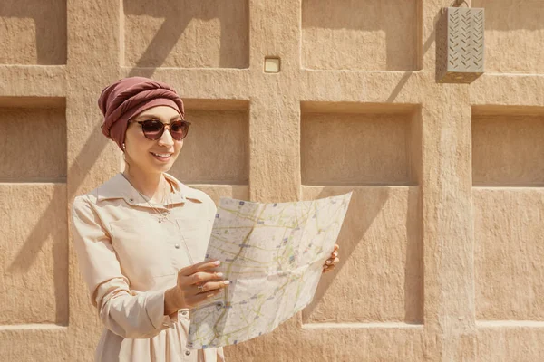 Mujer Feliz Viaja Sola Mira Mapa Contra Pared Una Antigua — Foto de Stock