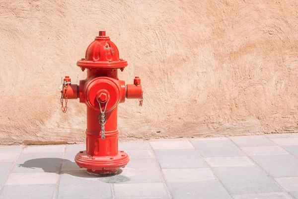 城市街道人行道上的红水消防栓 消防和设计概念 — 图库照片