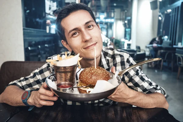 Весела Щаслива Молода Людина Буде Вечеряти Ресторані Швидкого Харчування Бургером — стокове фото