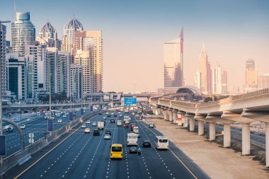 Meşhur Şeyh Zayed Yolu 'nun hava manzarası. Dubai Marina bölgesinde araba trafiği, metro rayları ve sayısız gökdelenler var.