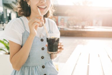 Kadınlar karbonatlı, buzlu, limonlu ve pipetli siyah su içerler. İçecek ve kafe konsepti