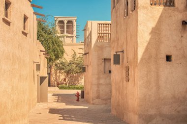Dubai Creek ve Bur bölgesinde sıcak bir günde gölge yaratan dar sokaklar. Seyahat yerleri ve miras köyü