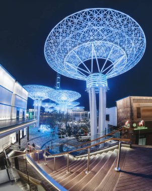 22 Şubat 2021, Dubai, BAE: Popüler Dubai turistik merkezi - Mavi Sular Adası 'nda parlak parlak metal ağaçları.
