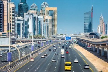 Dubai Marina bölgesindeki yoğun trafik ve metro raylarıyla ünlü Şeyh Zayed Yolu 'nun hava manzarası.