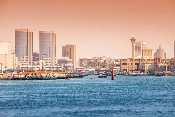 Naturskön Utsikt Över Dubai Creek Distriktet Med Skyskrapor Dhow Kryssningsbåtar — Stockfoto