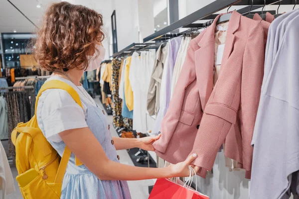 Mujer Compras Compra Ropa Nueva Centro Comercial Con Una Máscara — Foto de Stock