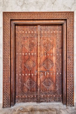 Dereye yakın Bur Dubai 'de antik bir kumtaşı evinde mimari kemerli antik ahşap kapı.