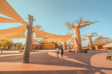 23 Şubat 2021, Dubai, BAE: Dubai Hayvanat Bahçesindeki Afrika Köyü 'ndeki ünlü Baobab ağaçları yakınlarında aileleri ve çocukları olan ziyaretçiler ve turistler
